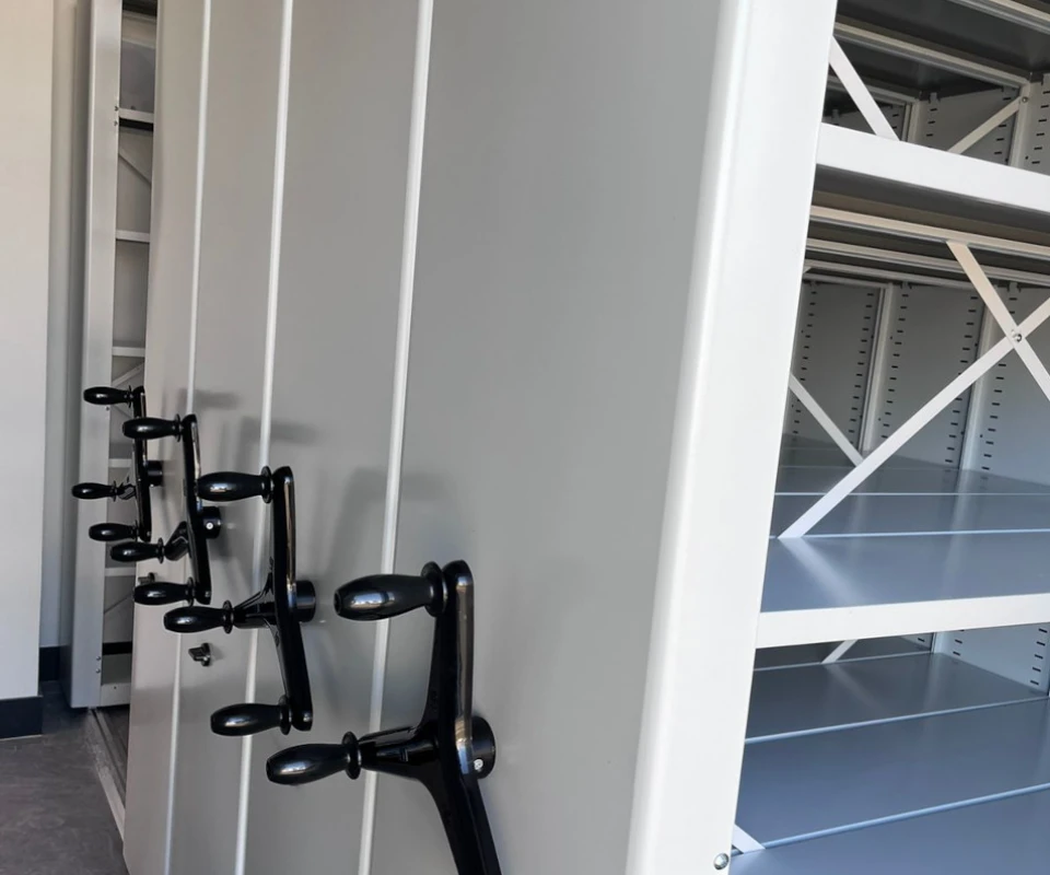 Мобильные стеллажи в помещении библиотеки площадью 11 м²