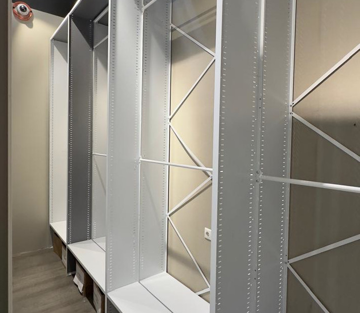 Стеллажи для хранения текстиля в магазине аэропорта