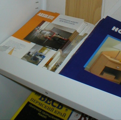 стеллаж для периодики в библиотеке