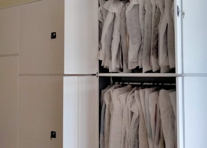 Стеллажи с дверями и замками для спецодежды