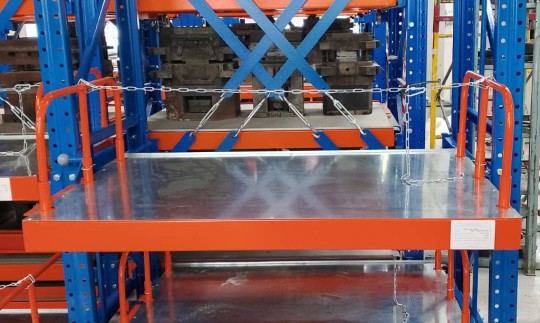 Стеллаж с выдвижным полками и ограждением