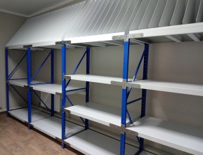 Смешанное размещение фондов музея стеллажи с разделителями гребенками