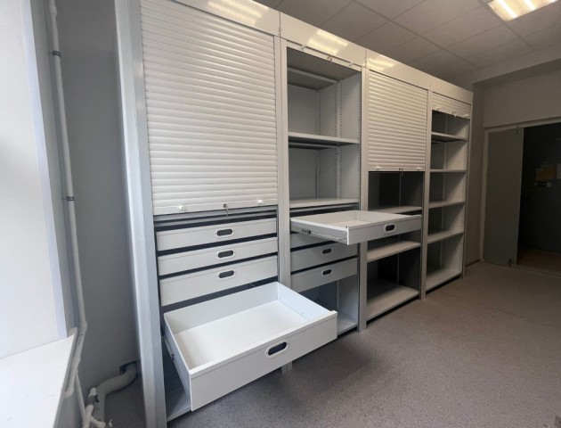 Стеллажи с ящиками и дверями