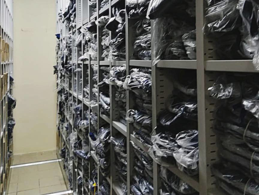 мобильные стеллажи с ячейками для одежды